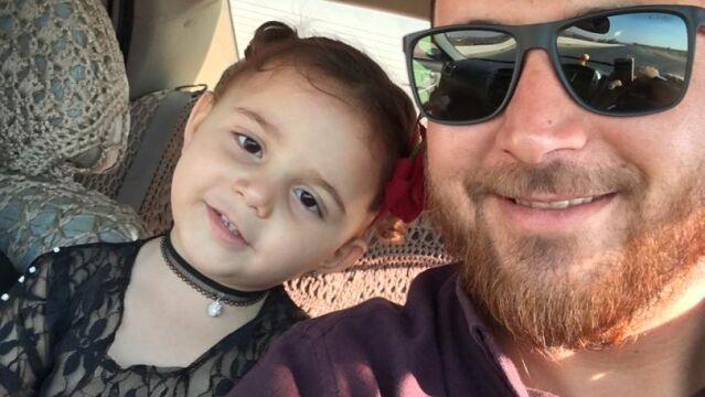 Abdullah Abo Salwa, de 32 años, posa junto a su hija Salwa