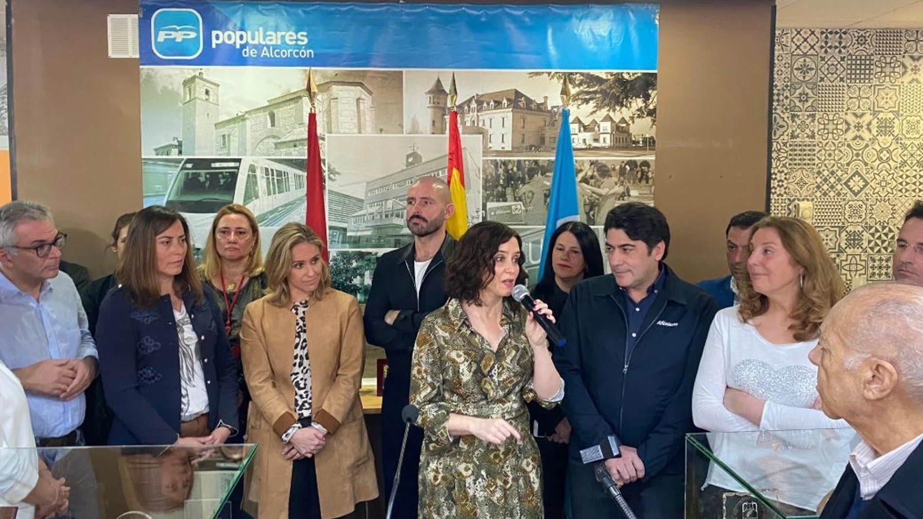 Ayuso y David Pérez inauguran una nueva sede del PP en Alcorcón para hacer con ella "política desde la calle"