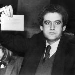 Imagen de archivo, tomada el 28-2-1980, del ex presidente de la Junta de Andalucía Rafael Escuredo, que muestra su papeleta con el "si" a las personas que se encuentraban en el colegio electoral de la delegación territorial de Sanidad, donde, tras una hora y media de trámites al no figurar en las listas del colegio, pudo depositar su voto para el referéndum autonómico. Efe