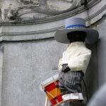 El célebre Manneken Pis de Bruselas se ha vestido este sábado de rociero, con el típico "traje corto", por primera vez en sus 400 años de vida. EFE/Marta Borrás