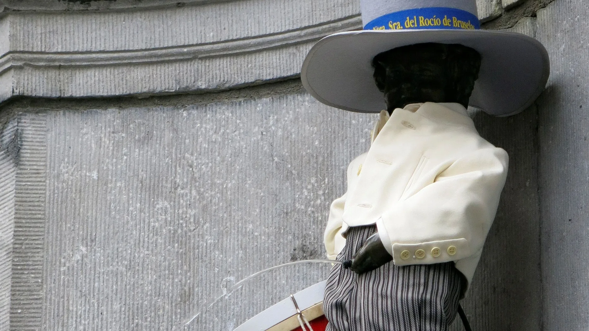 El Manneken Pis se viste por primera vez de rociero