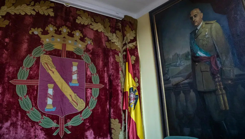 El tapiz que se descolgaba del balcón del Palacio Real en las concentraciones del la Plaza de Oriente