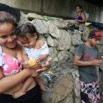 AME6301. CÚCUTA (COLOMBIA), 23/02/2020.- Fotografía del 15 de febrero de 2020 de la familia del ciudadano venezolano Elías Méndez que vive bajo el puente internacional Simón Bolívar en Cúcuta (Colombia). El Puente Simón Bolívar ha dejado de ser puente para convertirse en muro. El sueño de muchos venezolanos termina allí, bajo su estructura, que en vez de unir su país con Colombia rompe las esperanzas por un futuro mejor para muchas familias. La línea fronteriza que hace año era un camino a otro mundo para muchos venezolanos lleva bloqueado desde entonces, cuando ambos países rompieron relaciones, enfrentados por diferencias políticas e ideológicas. EFE/STR