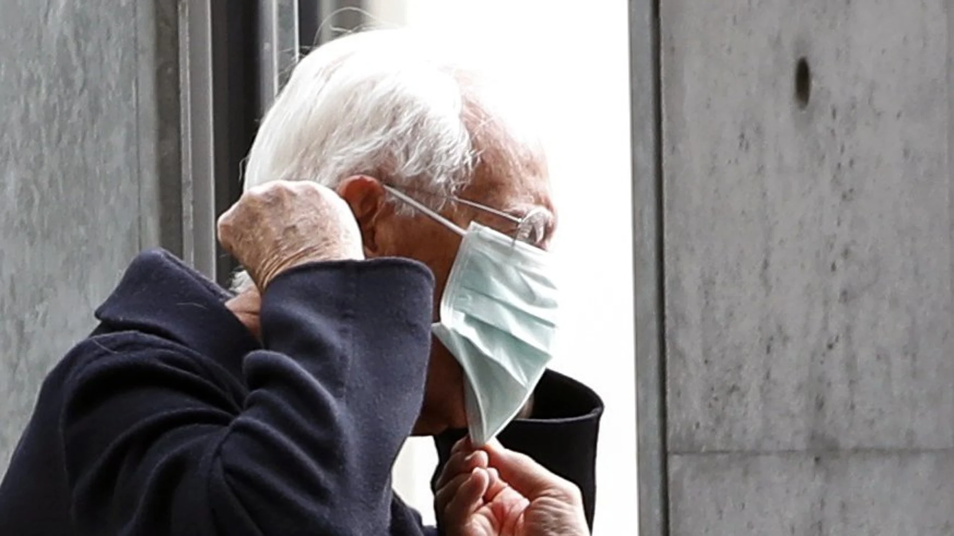 Designer Giorgio Armani puts on a face mask as he arrives at the venue of his Autumn/Winter 2020 collection fashion show during Milan Fashion Week in Milan