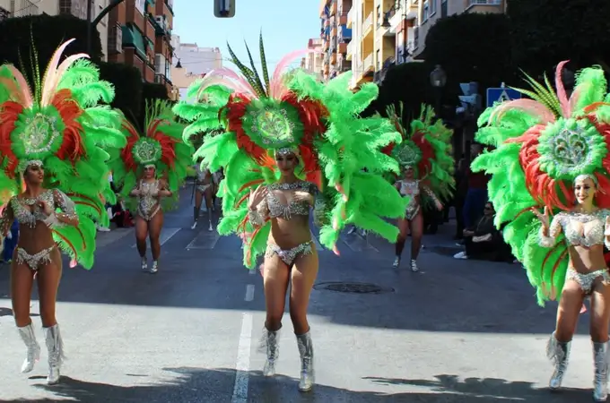 El color y la alegría del carnaval inundan las calles de la Región 