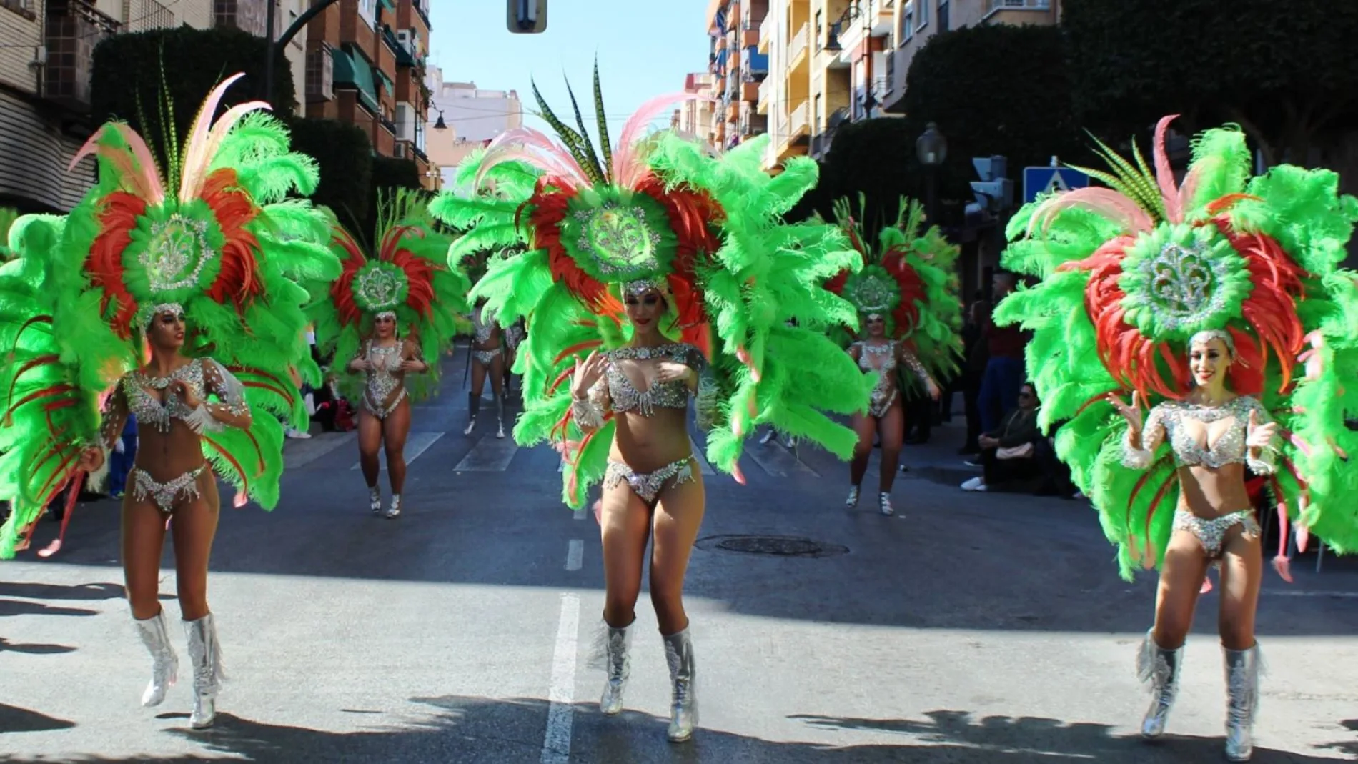Espectaculares trajes llenos de plumas y brillos llenaron los desfiles que recorrieron las calles de las poblaciones de la Región que celebraron la fiesta del carnaval