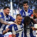 GRAF5256. VITORIA, 23/02/2020.- Los jugadores del Alavés celebran un gol. EFE/David Aguilar