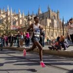 El atleta etíope Mekuant Ayenew corre ante la Catedral de Sevilla, durante la 36ª edición del Zurich Maratón de Sevilla. EFE/Julio Muñoz