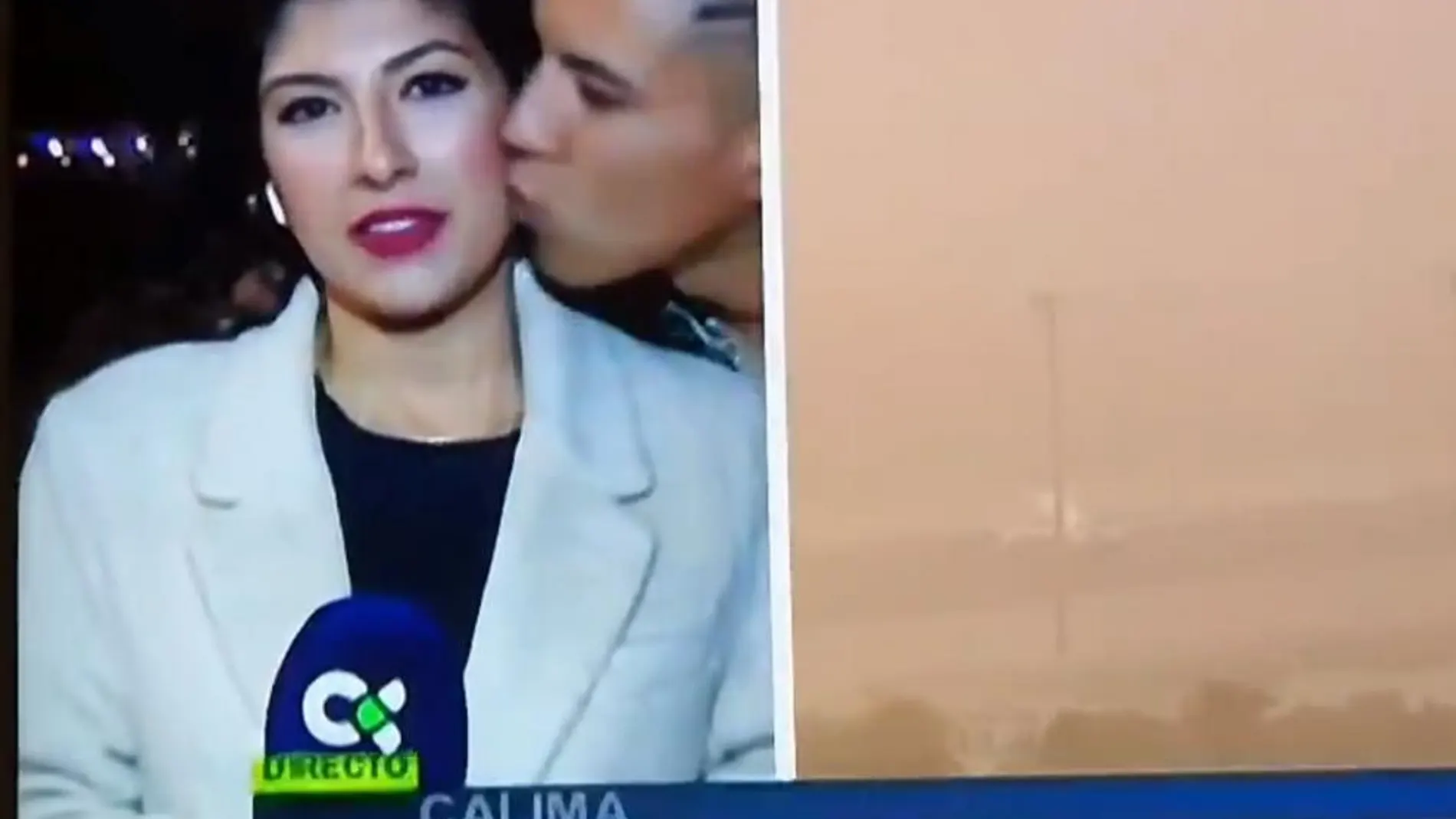 Momento en el que el joven besa a la reportera