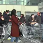 Colas para comprar comida en las zonas afectadas por el coronavirus en Italia