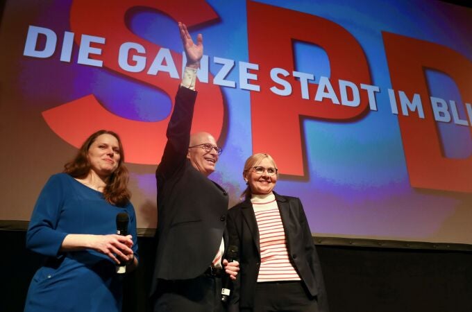 El principal candidato y alcalde de Hamburgo, Peter Tschentscher, de los socialdemócratas (SPD) reacciona después de las primeras encuestas, Alemania, el 23 de febrero de 2020. (Christian Mang/REUTERS)