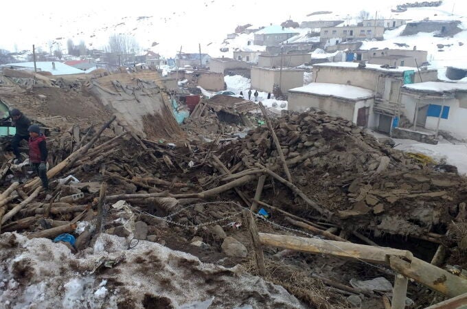 Una vista de un edificio destruido después de un terremoto en Baskale, distrito de Van, Turquía, 23 de febrero de 2020 (EFE/EPA/DHA)