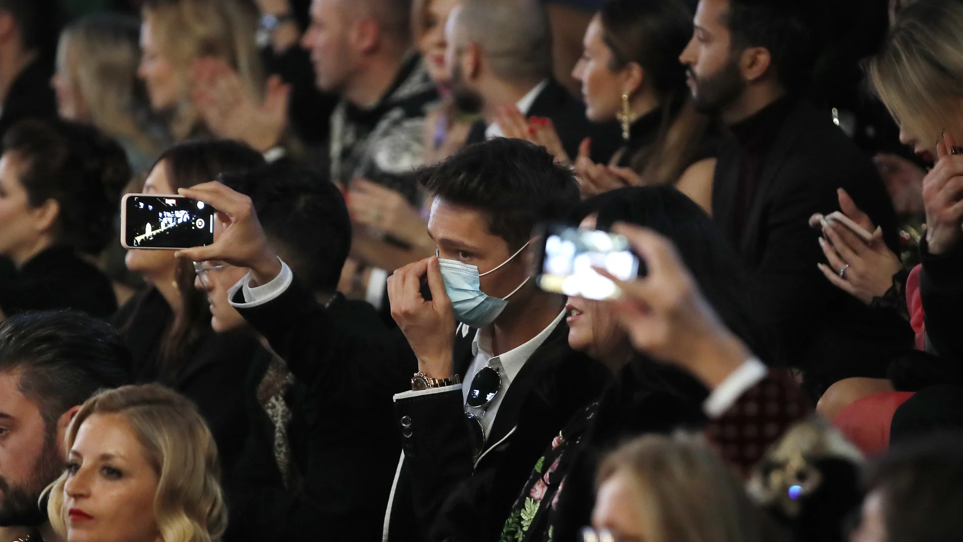 El coronavirus eclipsó ayer a la moda en Milán. El desfile de Dolce & Gabbana no se suspendió pero parte del público asistió provisto con mascarillas para evitar un posible contagio