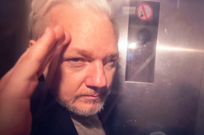 Julian Assange tras salir de un tribunal londinense en mayo de 2019