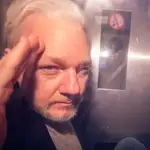 Julian Assange tras salir de un tribunal londinense en mayo de 2019