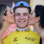 Evenepoel recibe el beso de las azafatas en el podio de la Vuelta al Algarve