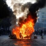 Un vehículo quemado durante la jornada de disturbios contra del Festival de la Canción de Viña del Mar (Chile)/EFE