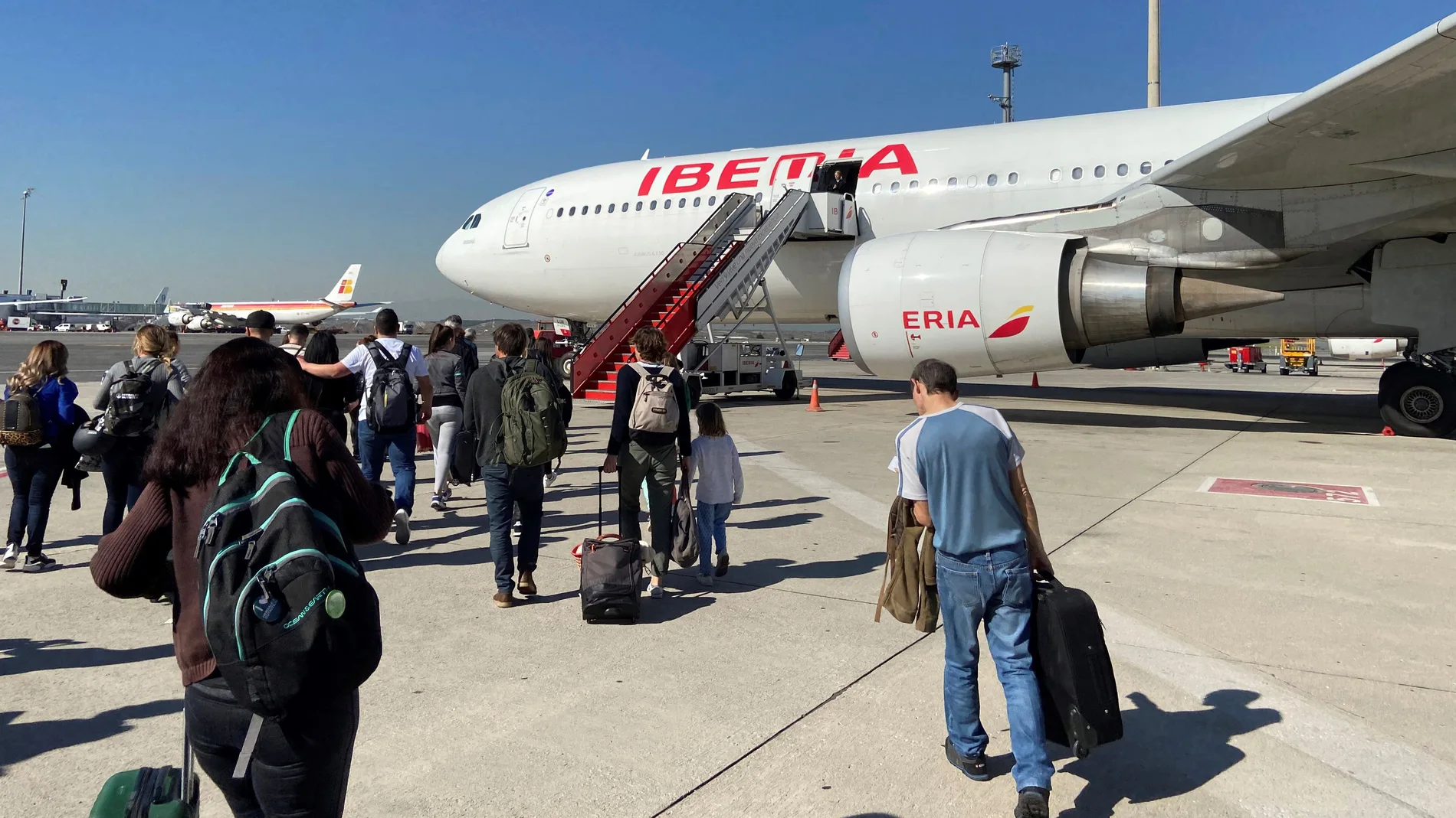Pasajeros embarcando en un avión de Iberia