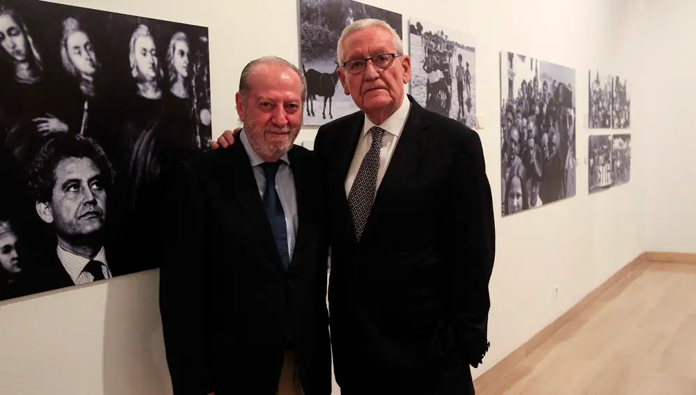 Rafael Escuredo, a la derecha, posa con el presidente de la Diputación de Sevilla, Fernando Rodríguez Villalobos, en una imagen de archivo