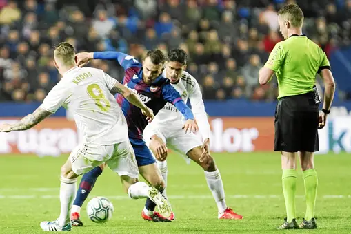 Cara a cara: ¿Perjudican los árbitros y el VAR al Real Madrid?