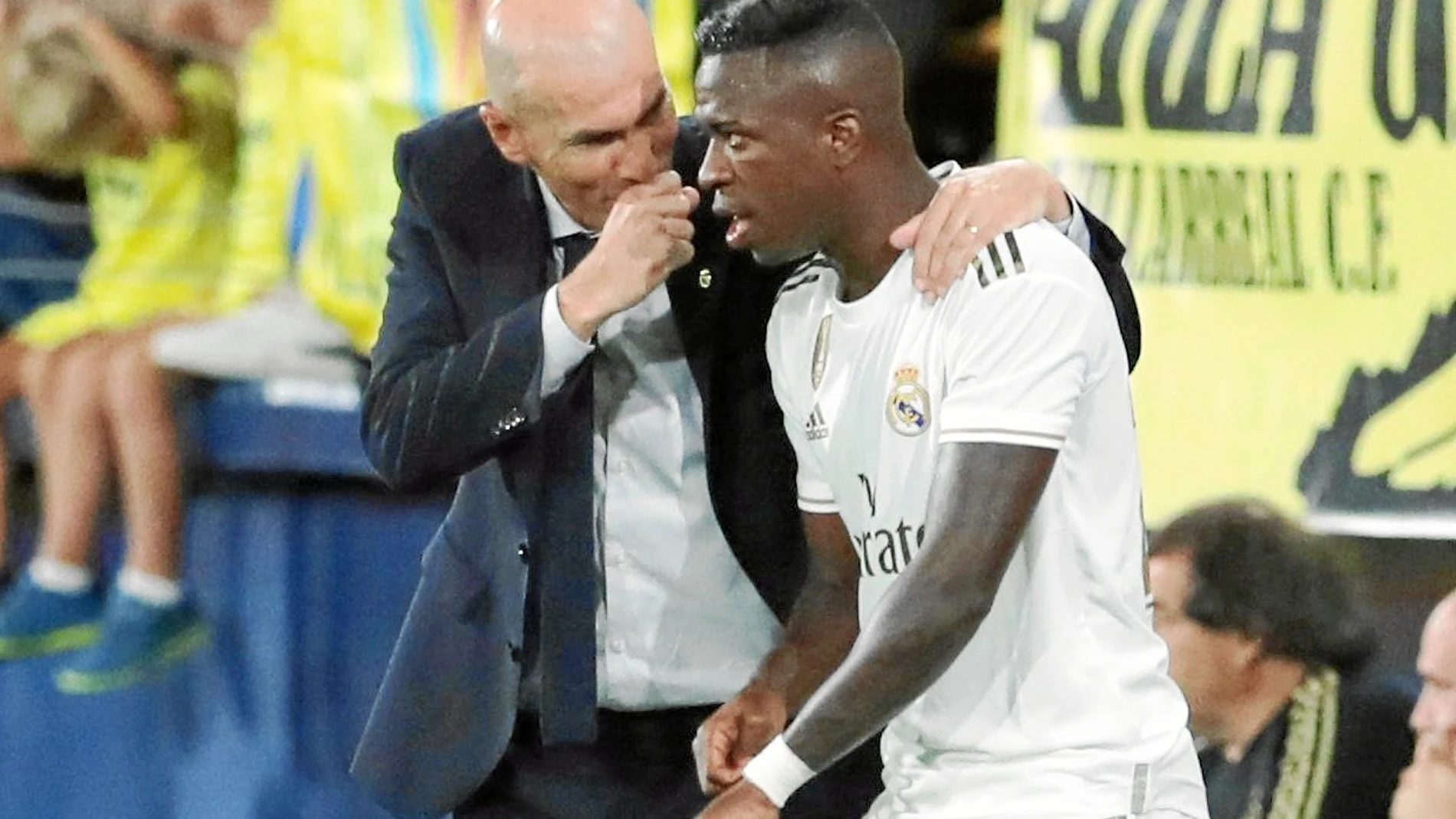 Zidane da instrucciones a Vinicius en un partido del Real Madrid