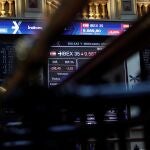 Un panel informativo muestra la evolución del IBEX 35 en el Palacio de la Bolsa en Madrid, este lunes. La Bolsa española se desploma el 2,86 % en los primeros compases de este lunes, y pone en riesgo los 9.600 puntos, ante el temor a la rápida propagación del coronavirus fuera de China, en regiones como en Corea del Sur, Italia, y Oriente Medio