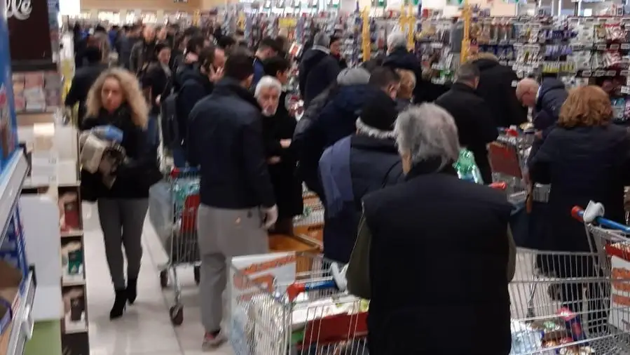 Estanterías vacías en supermercados de Italia por la crisis del coronavirus