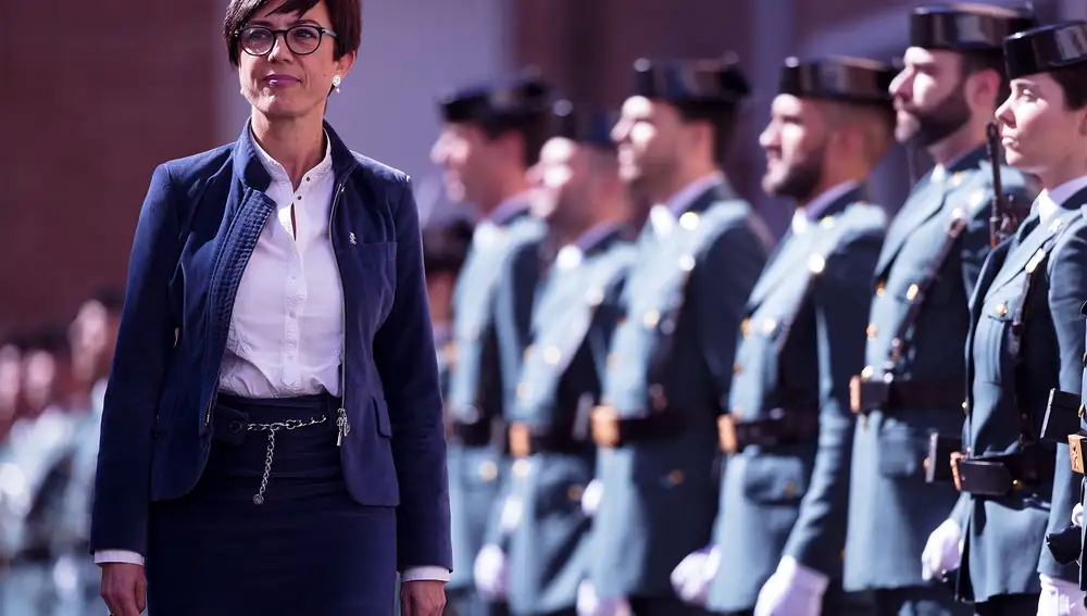 La directora general de la Guardia Civil, María Gámez, pasa revista durante el acto que ha presidido hoy con motivo de la toma de posesión del coronel Antonio Rodríguez-Medel como nuevo jefe de la Comandancia de Málaga