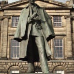 Estatua de Sherlock Holmes en Edimburgo. Ahora gracias a Máximo Pradera tenemos una versión humorística de él