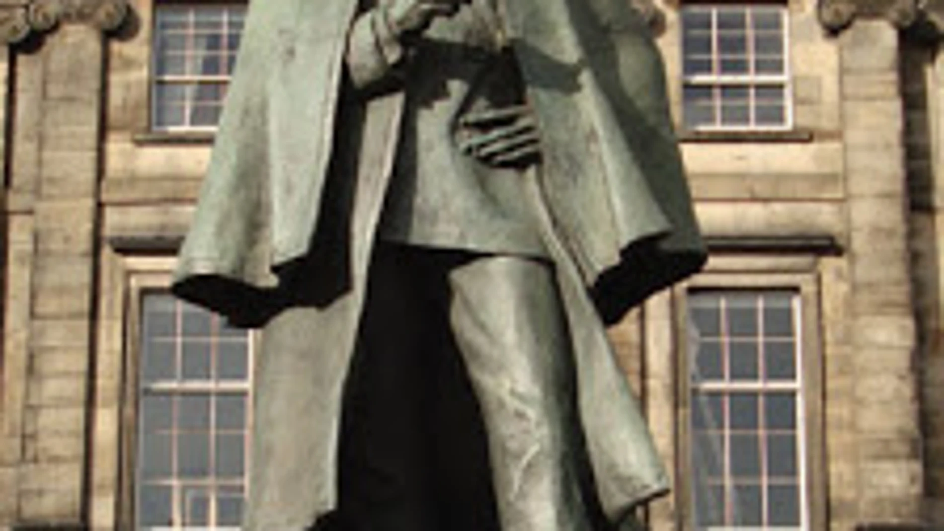 Estatua de Sherlock Holmes en Edimburgo. Ahora gracias a Máximo Pradera tenemos una versión humorística de él