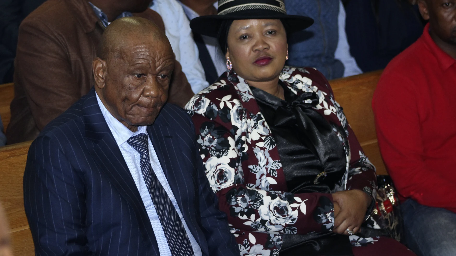 El primer ministro de Lesotho junto a la primera dama en la audiencia previa en Maseru (AP Photo)
