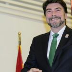 El presidente de la Diputación de Alicante, Carlos Mazón, junto a l alcalde de Alicante, Luis Barcala, en una imagen de archivo