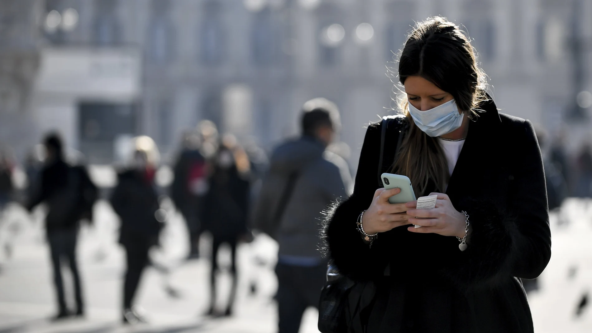 Una mujer con una mascarilla en Milán. (Claudio Furlan/Lapresse via AP)