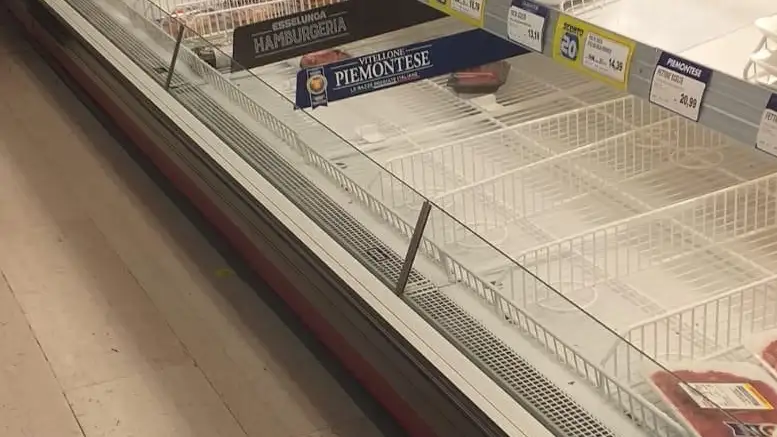 Estanterías vacías en supermercados de Italia por la crisis del coronavirus