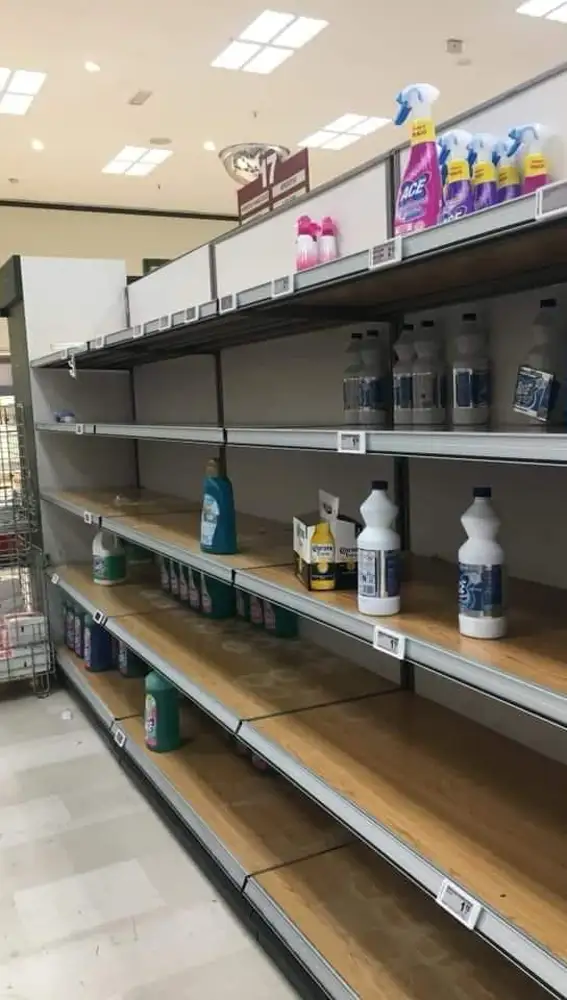 Estanterías vacías en supermercados de Italia por la crisis del coronavirus