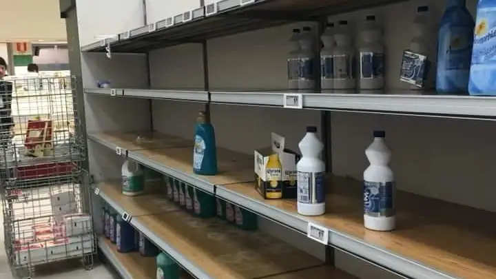 Estanterías vacías en supermercados de Italia por la crisis del coronavirus