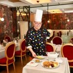 Restaurante La Clave y su cocinero Pepe Filloa. Su cocido ha sido premiado como el mejor de Madrid.