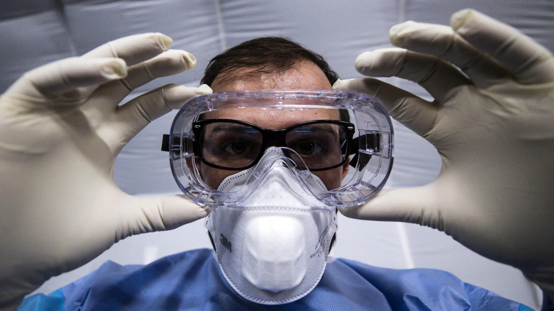 Rome (Italy), 25/02/2020.- Emergency forces install an air dome equipped with medical supplies at Spallanzani hospital in case the number of people suffering from COVID-19 coronavirus increases, in Rome, Italy, 25 February 2020. (Italia, Roma) EFE/EPA/ANGELO CARCONI