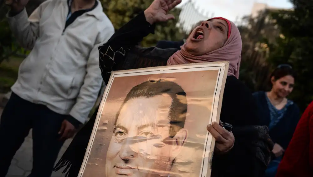Seguidores de Hosni Mubarak se manifestan ante el hospital militar en el que estaba ingresado tras ser condenado por la Corte de Casación egipcia.