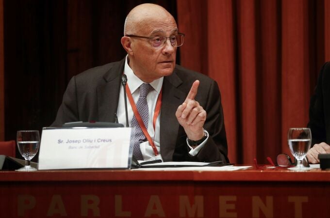 El presidente del Banco de Sabadell, Josep Oliu, durante su comparecencia ante la comisión de investigación del Parlament sobre la aplicación del artículo 155