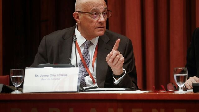 El presidente del Banco de Sabadell, Josep Oliu, durante su comparecencia ante la comisión de investigación del Parlament sobre la aplicación del artículo 155