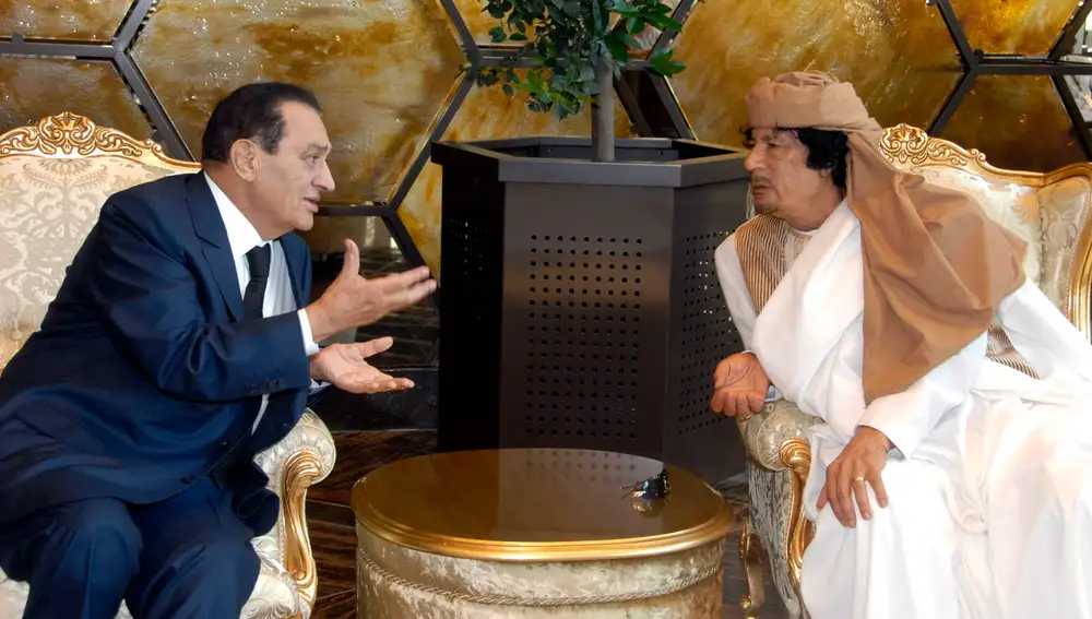 El exlíder libio Muammar Gaddafi junto al fallecido expresidente egipcio Hosni Mubarak en Trípoli en 2010