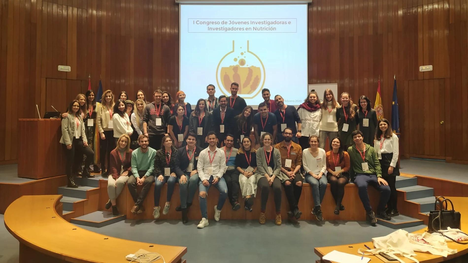 Foto de familia de las doctoras de la Universidad Isabel I con el resto de participantes en el Congreso