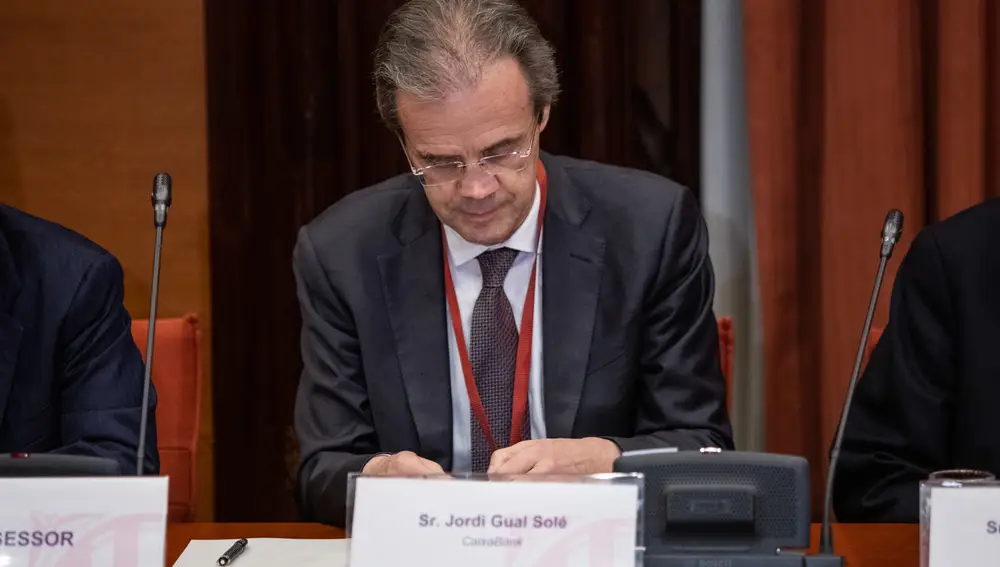 El presidente de CaixaBank, Jordi Gual, durante la Comisión de Investigación sobre la aplicación del artículo 155 de la Constitución Española en Cataluña, en el Parlament, en Barcelona