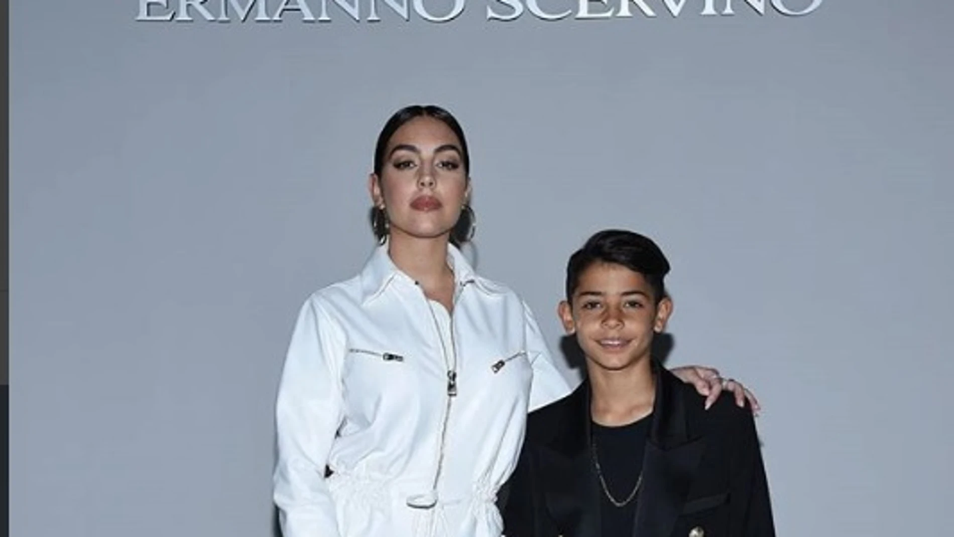 "Mini "Cristiano Ronaldo junto a Giorgina en la Milan Fashion Week