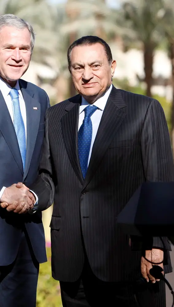 Hosni Mubarak junto al expresidente de Estados Unidos George W. Bush (L) en Sharm El Sheikh, en Egipto, en junio de 2008