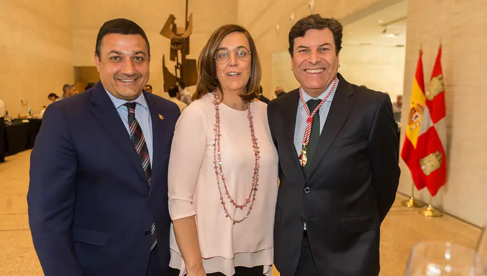 La presidenta de la FRMP y de la DIputación de Palencia, Ángeles Armisén, junto al consejero Carlos Fernández Carriedo; y el presidente de la Diputación de Ávila, Carlos García