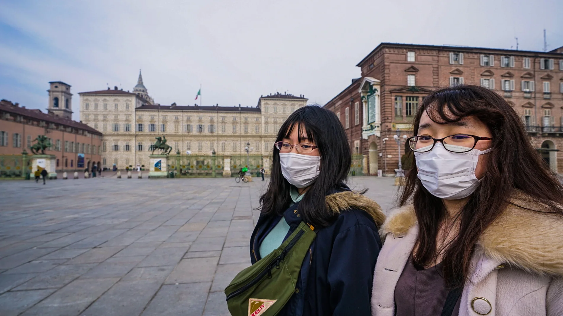 Turin (Italy), 25/02/2020.- Two Japanese tourists wear protective face masks while walking around Piazza Castello ('Castle Square') in Turin, northern Italy, 25 February 2020. Italian authorities are implementing hygienic measures to contain the ongoing outbreak of the SARS-CoV-2 coronavirus that causes the COVID-19 respiratory disease. At least 228 cases have been reported in Italy so far, most of them concentrated in the northern regions of Lombardy and Veneto. The disease has killed at least seven people in the Mediterranean country, according to official reports. (Italia, Japón) EFE/EPA/TINO ROMANO