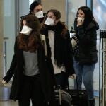 GRAFCVA2345. VALENCIA, 25/02/2020.- Viajeros procedentes de Italia protegidos con mascarillas a su llegada al aeropuerto de Manises (Valencia). EFE/ Biel Aliño