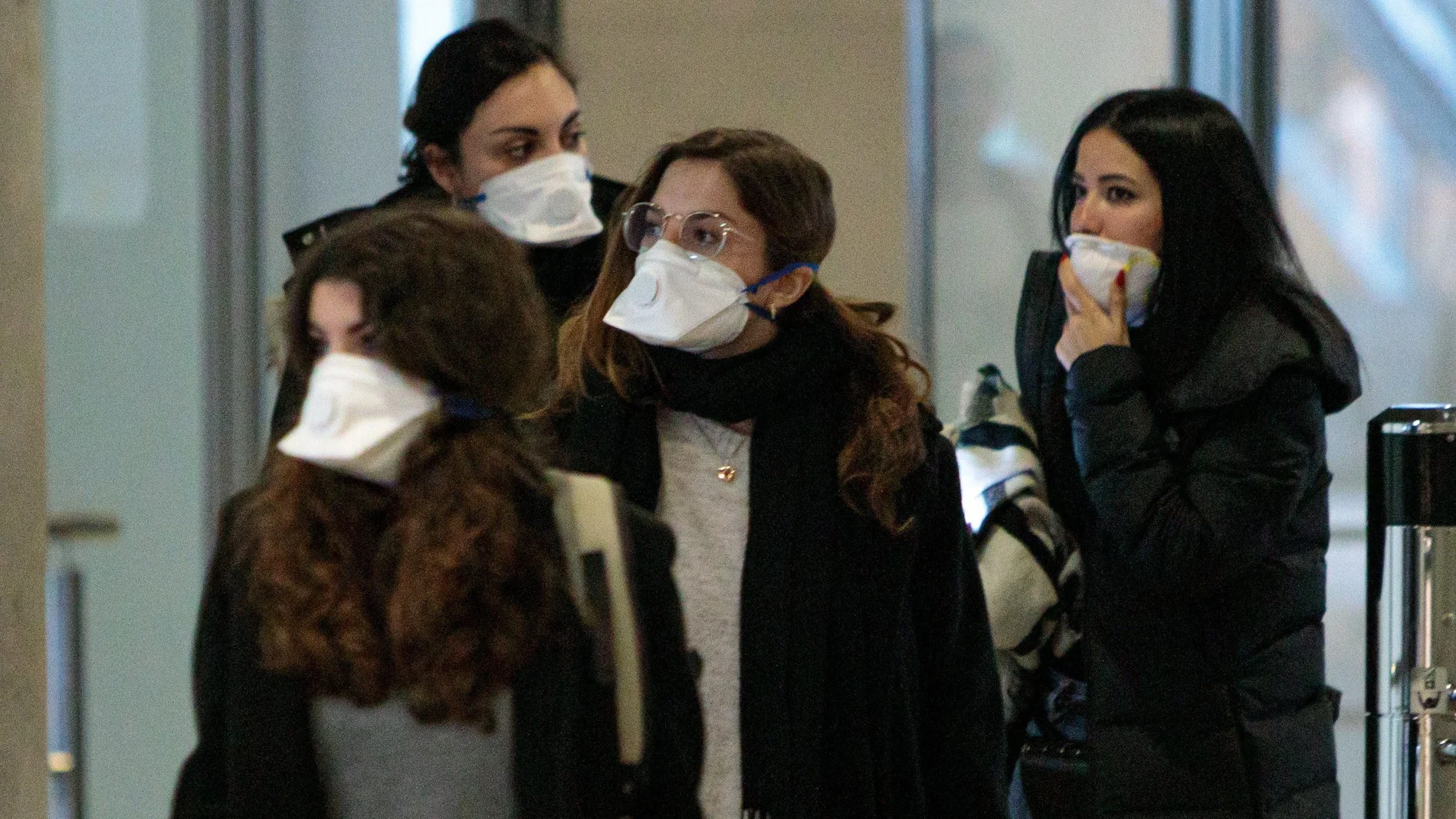 GRAFCVA2345. VALENCIA, 25/02/2020.- Viajeros procedentes de Italia protegidos con mascarillas a su llegada al aeropuerto de Manises (Valencia). EFE/ Biel Aliño